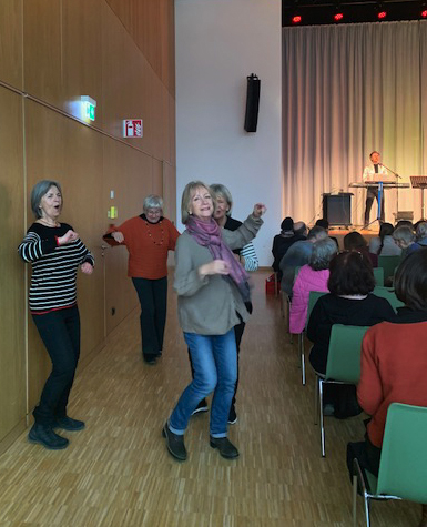 Die Frauen singen und tanzen zu der beschwingten Musik